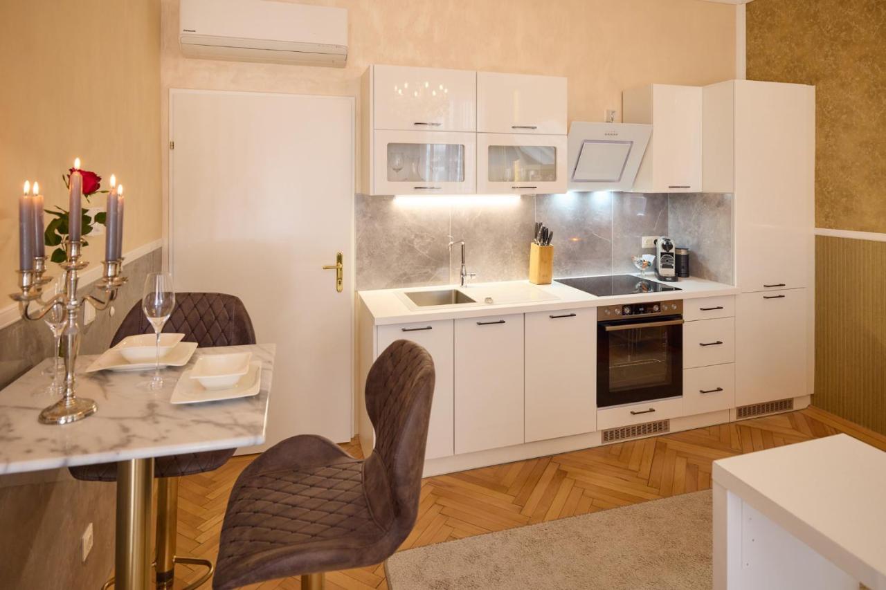 Sophies Place Augarten - Imperial Lifestyle City Apartments Vienna Parking Exterior foto