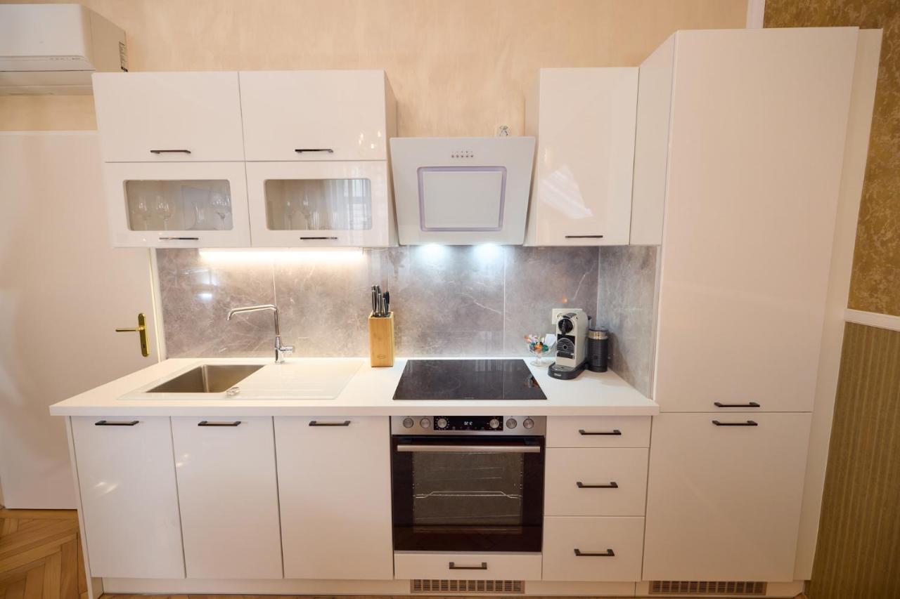 Sophies Place Augarten - Imperial Lifestyle City Apartments Vienna Parking Exterior foto