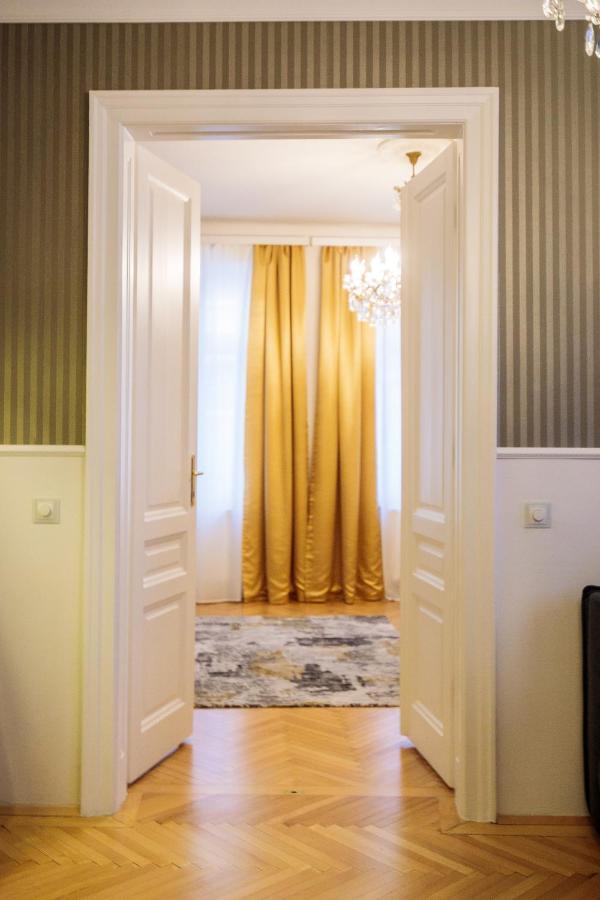Sophies Place Augarten - Imperial Lifestyle City Apartments Vienna Parking Exterior foto